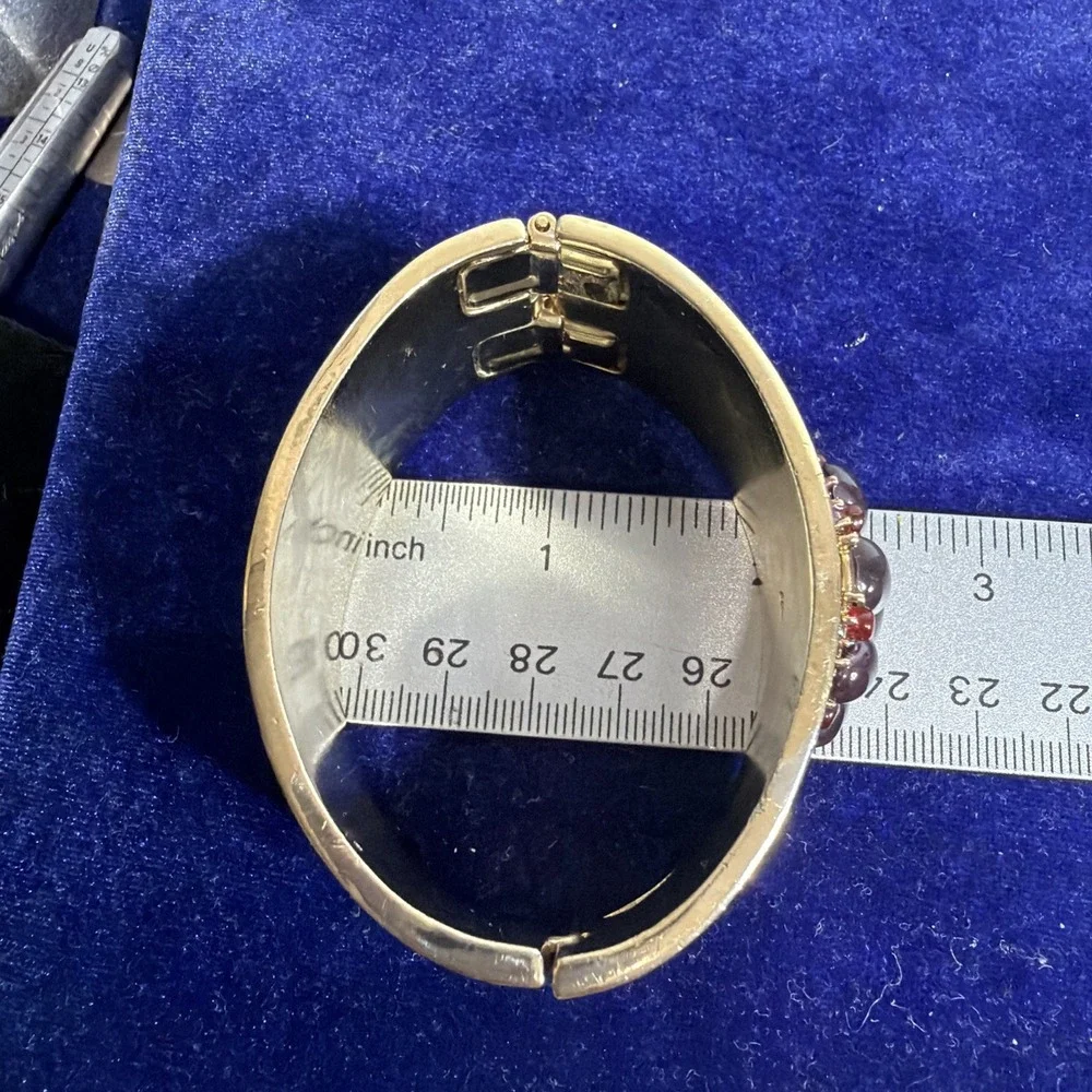LC LIZ CLAIBORNE Burgundy Enamel Gold Tone Floral Cabochon Bangle